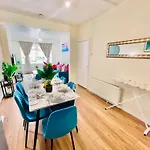 Home In Plaistow & Free Parking