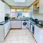 Home In Plaistow & Free Parking